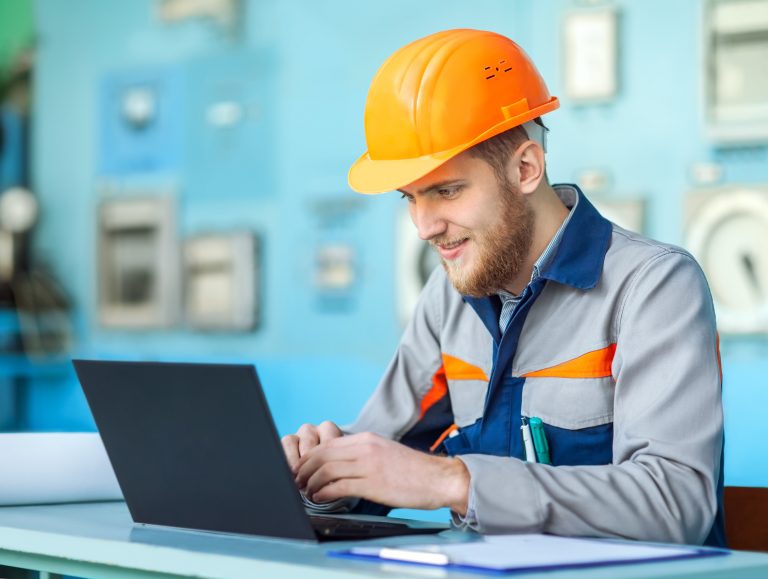 Handwerker am Laptop bei der Online-Kundengewinnung