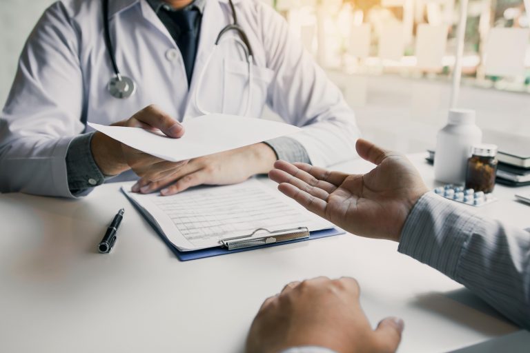 Arzt untersucht einen Patienten zur Anerkennung einer Berufskrankheit