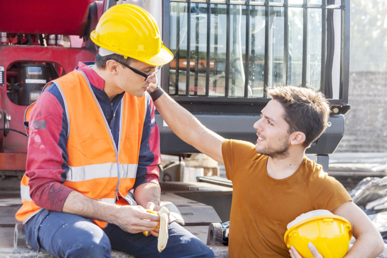 Arbeiter führen Smalltalk in der Pause
