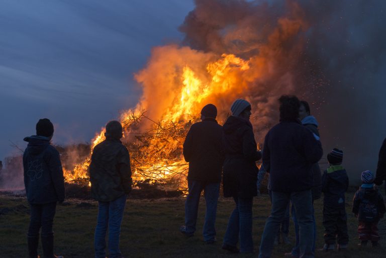Das Osterfeuer läutet traditionell die Gartensaison ein