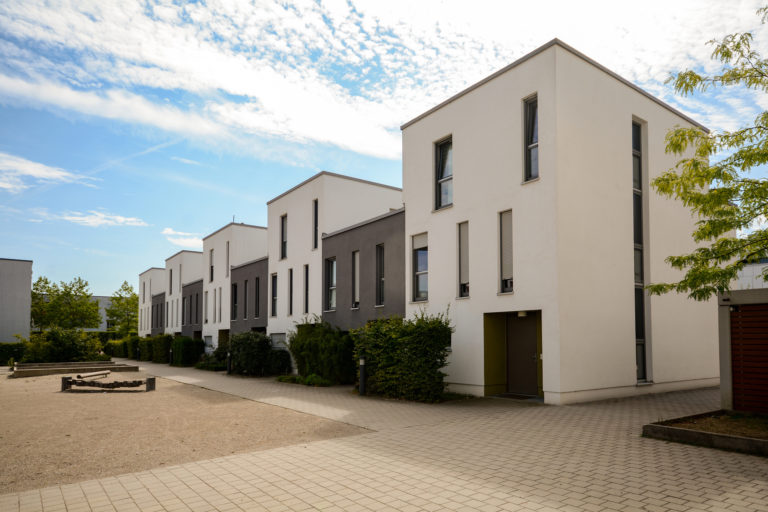 Moderne Häuser mit Flachdach