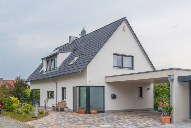 modernes Haus mit einem Satteldach