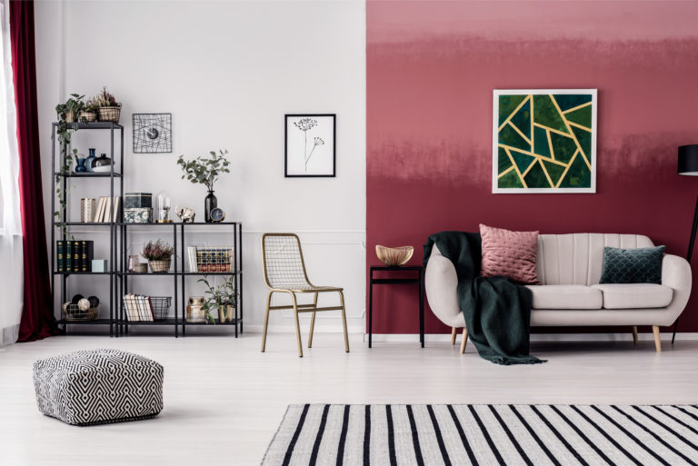 Geräumiges Wohnzimmer mit rotem Ombre-Farbverlauf an der Wand