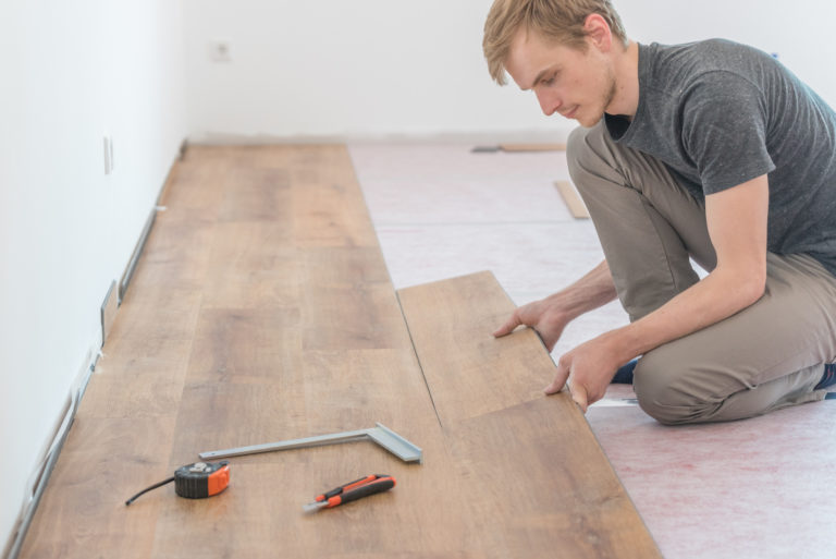 Parkett verlegen - bereits Heimwerker können hier selbst Hand anlegen.