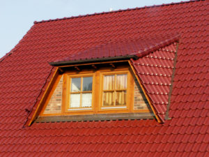 Eine Trapezgaube mit Dachfenstern aus Holz