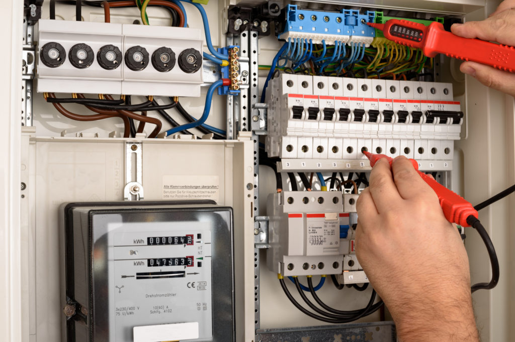 Damit jeder Raum mit genügend Strom versorgt werden kann, benötigt es professionelle Hilfe eines Elektromeisters.