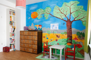 Wenn Sie das Kinderzimmer streichen, könnten Sie eine Wand mit einer Malerei verzieren