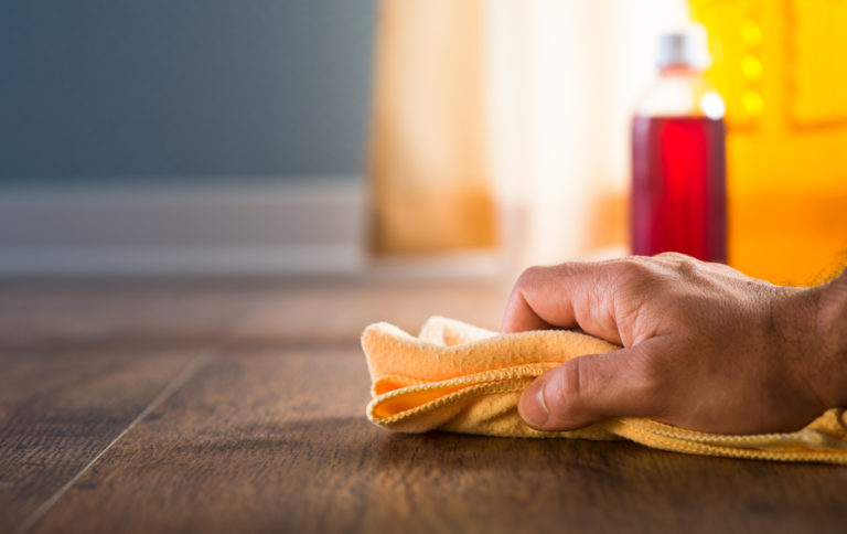 Parkett benötigt Pflege, deshalb sollte man sein Parkett ausbessern