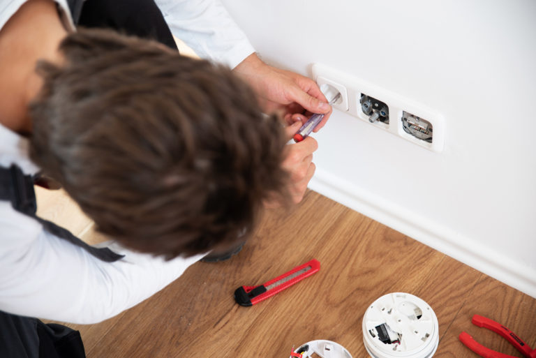 Eine Steckdose verlegen kann nur der Elektriker. Vorbereiten können das aber auch geübte Heimwerker