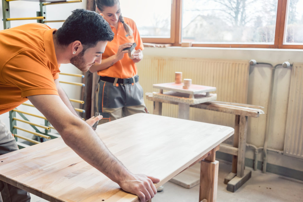 In der Tischler-Ausbildung wird Wissen zur Holzverarbeitung vermittelt