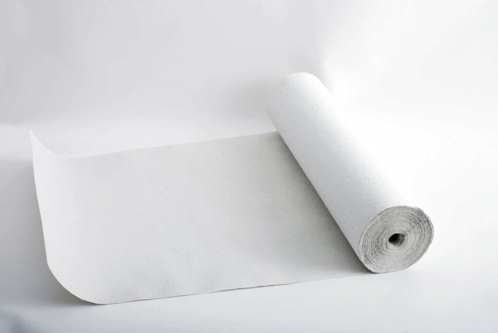 Weiße Rolle mit Papiertapete