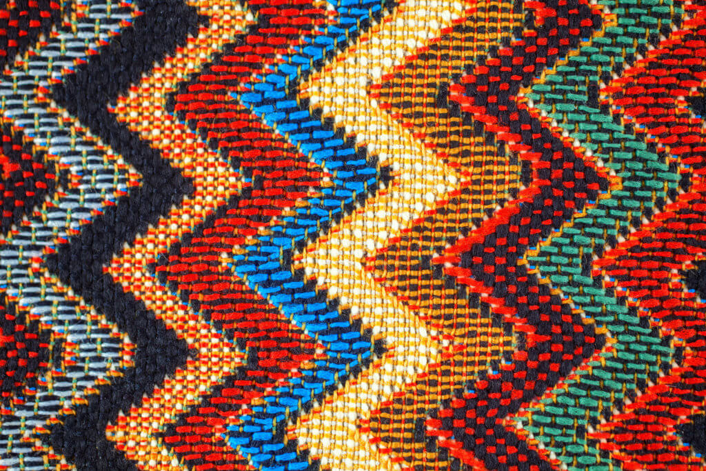 Textiltapete mit gezacktem Muster in verschiedenen Farben