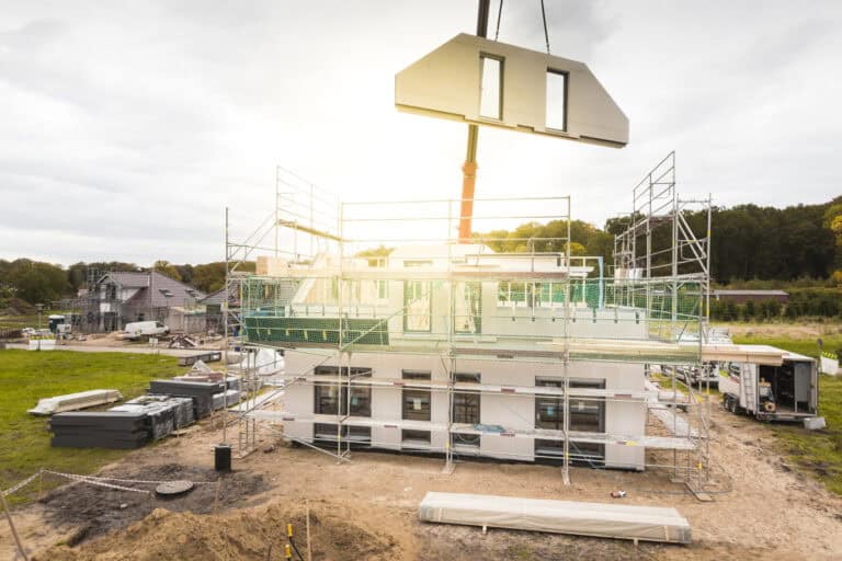 Bei einem Fertighaus werden die einzelnen Bauteile auf der Baustelle zusammengesetzt