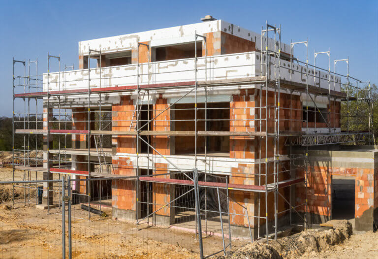 Ein Massivhaus wird vollständig auf der Baustelle errichtet