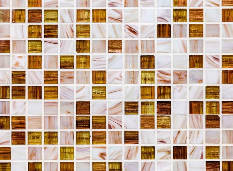 Wand mit modernen Mosaikfliesen im Badezimmer