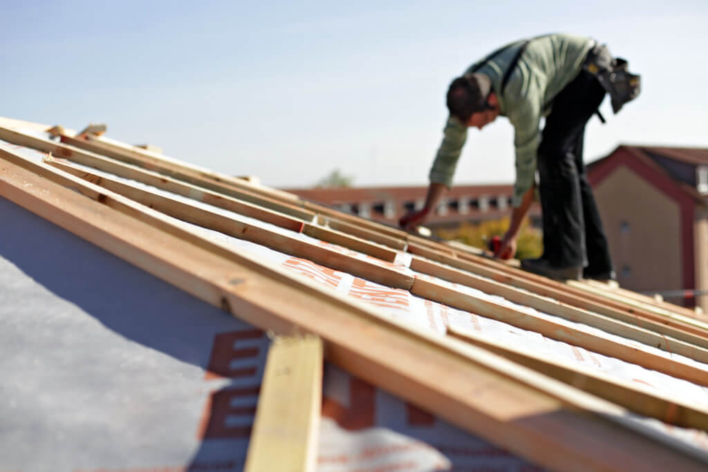 Dachdecker, Spengler und Zimmerer kümmern sich um Dacharbeiten
