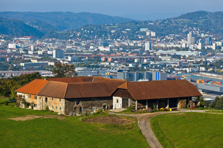 Der Vierkanthof von der Außenansicht in Österreich