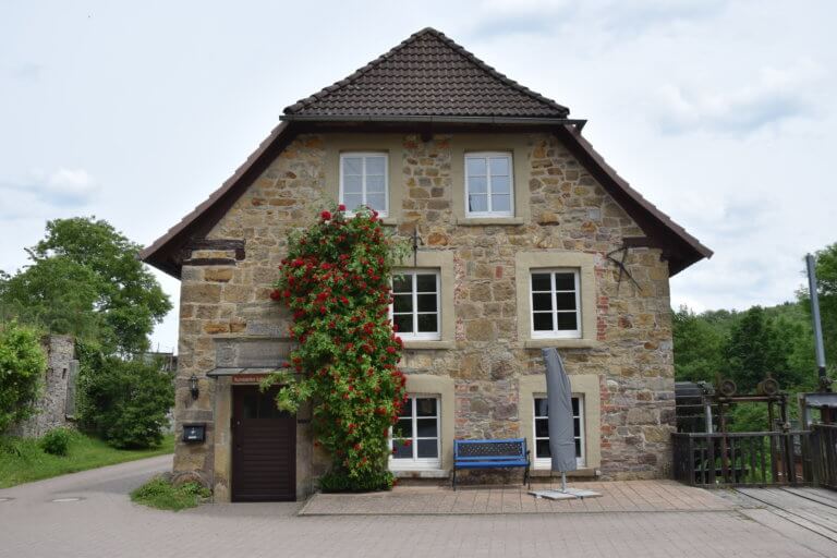 Haus mit Krüppelwalmdach