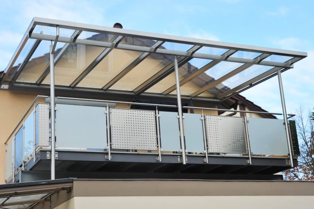 Balkonüberdachung: Sonnen- und Wetterschutz für den Balkon