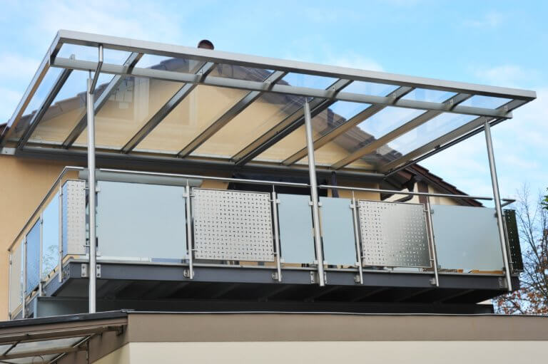 Balkon mit Glasüberdachung an einem Wohnhaus