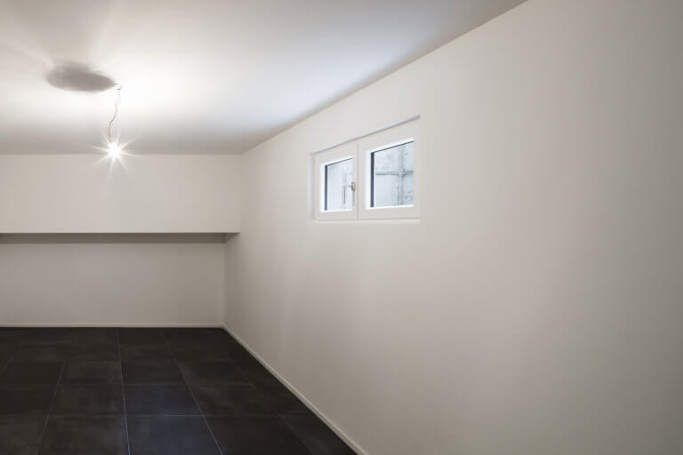 Ein Kellerfenster bringt Licht in den Keller.
