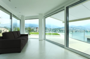 Große Panoramafenster zählen zu den beliebtesten Fensterarten für moderne Häuser