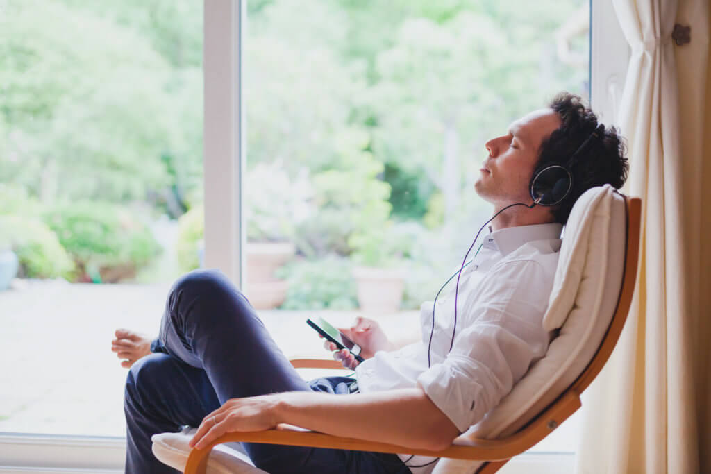 Mieter nutzt Ruhezeit, um entspannt zurückgelehnt Musik zu hören