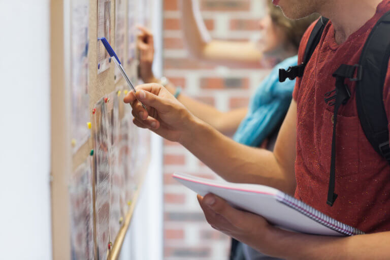 Aushangpflichten dienen der Information von Mitarbeitern durch ihre Arbeitgeber.