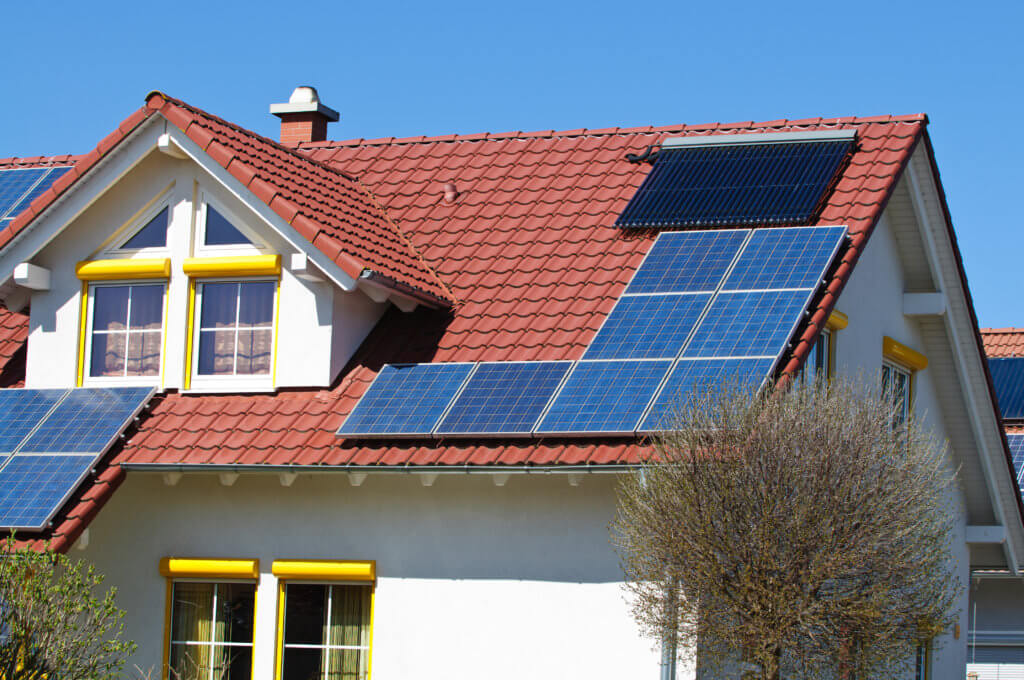 Photovoltaik auf einem Satteldach.
