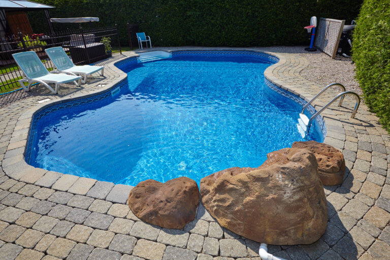 Einen Pool bauen im eigenen Garten.