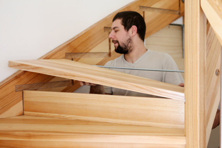 Handwerker beim Treppenbau.