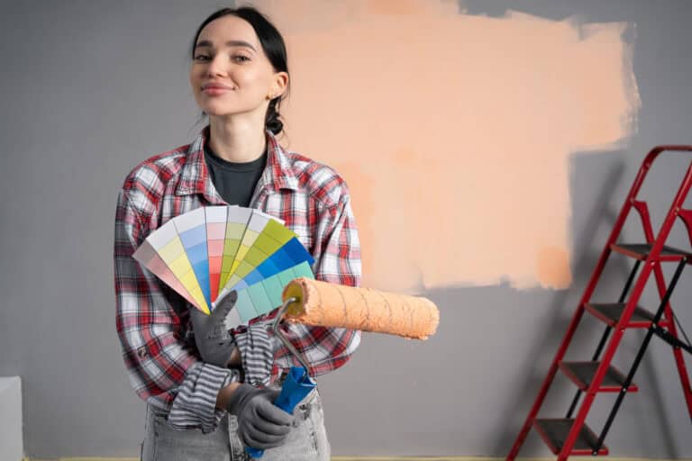 Maler streicht eine Wand mit der Rolle
