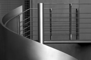 Das Treppengeländer einer Stahltreppe