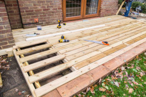 Der Bau einer Terrasse aus Holz.