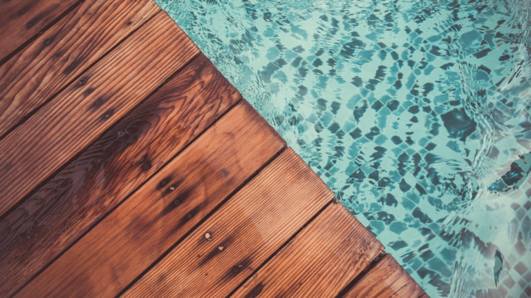 Ein Pool mit Holzterrasse.