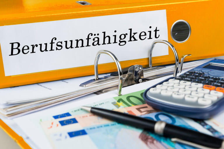 Verletzter Handwerker als Sinnbild für die Berufsunfähigkeitsversicherung