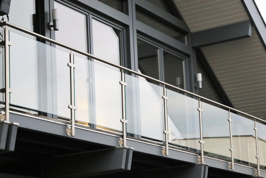 Die Geländerhöhe des Balkons dient vor allem der Sicherheit.