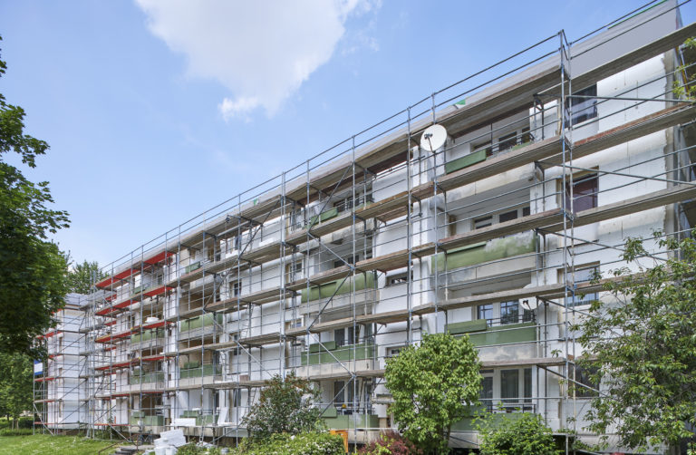 Energetische Fassadensanierung eines Wohnhauses, vor der Fassade steht ein Baugerüst