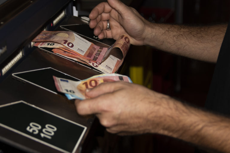 Kassensystem an einer Ladentheke bei einer Kassennachschau