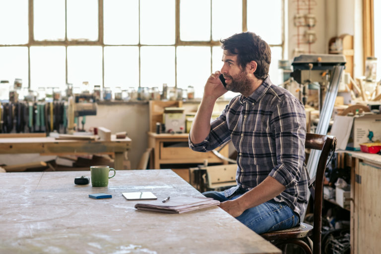 Soloselbstständiger Handwerker bei der Arbeit
