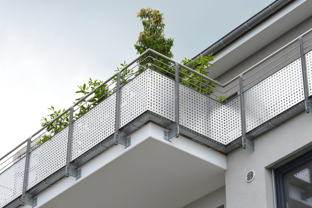 Pflanzen sorgen für einen Sichtschutz auf dem Balkon