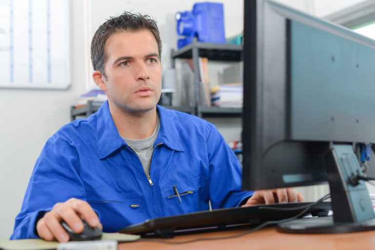 Laptop zeigt die Website eines Handwerksbetriebs