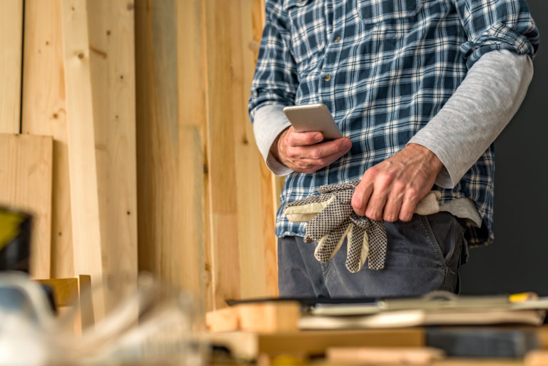 Handwerker im Gespräch mit einem Kunden