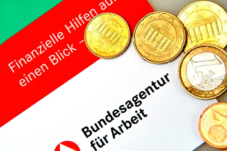 Selbstständiger prüft Unterlagen zur freiwilligen Arbeitslosenversicherung