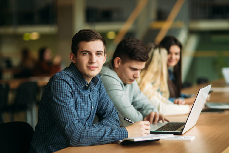Ein triales Studium im Handwerk bietet viele Chancen.
