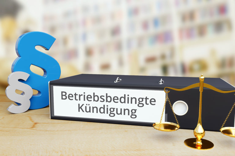 Ordner mit Dokumenten für die betriebsbedingte Kündigung.