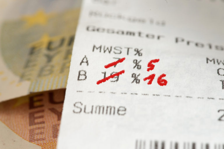 Kassenbon und Unterlagen zur Mehrwertsteuersenkung