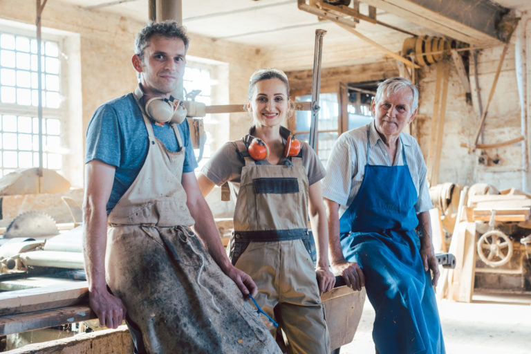 Azubi und Ausbilder bauen auf Ausbildungsprämie