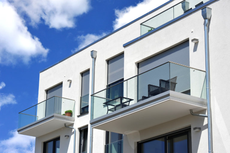 Freitragender Balkon an der Fassade eines Wohnhauses