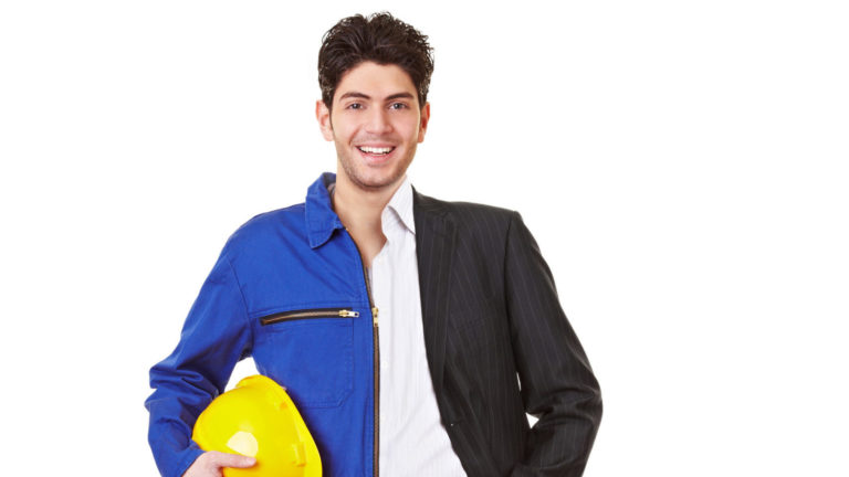 Handwerksmeister mit Meisterbrief in der Werkstatt